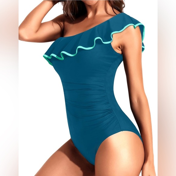 NWT-2025 ruffle one shoulder
Adjustable detachable strap - Picture 2 of 5